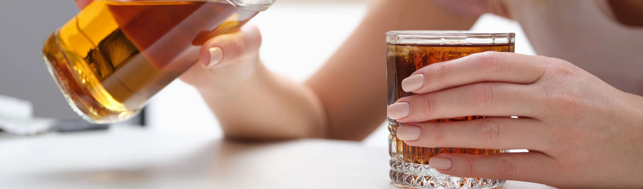 La imagen busca ilustrar los riesgos del consumo de alcohol durante la gestación y su relación con el síndrome alcohólico fetal, mostrando a la persona en un entorno cotidiano mientras consume la bebida.